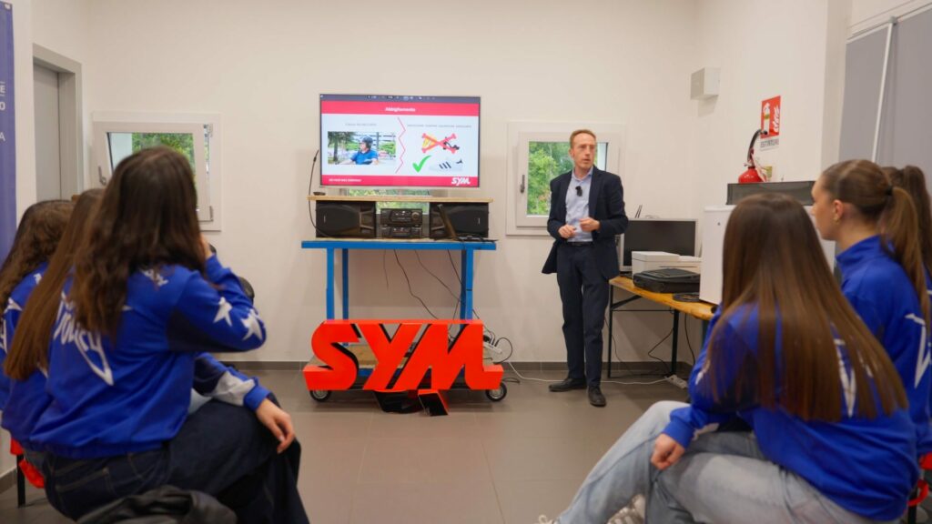 Le atlete della SYM Viscontini a lezione di guida responsabile con SYM Le atlete della SYM Viscontini a lezione di guida responsabile con SYM
