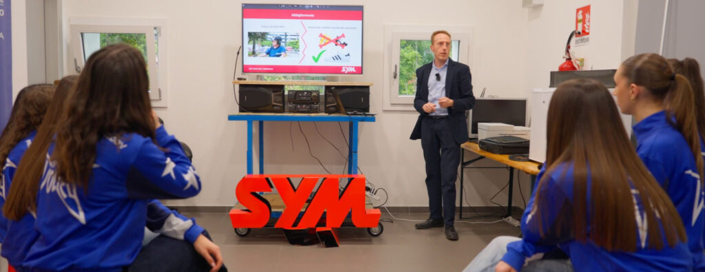 Le atlete della SYM Viscontini a lezione di guida responsabile con SYM